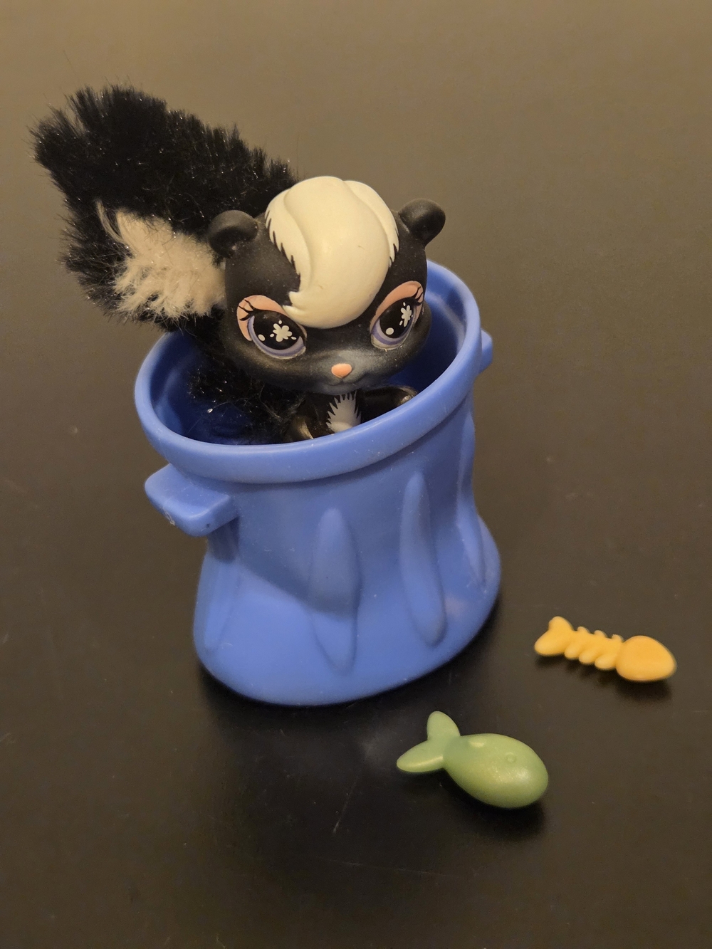 LPS Littlest Pet Shop Skunk #641 With Garbage Can And Fish Bones